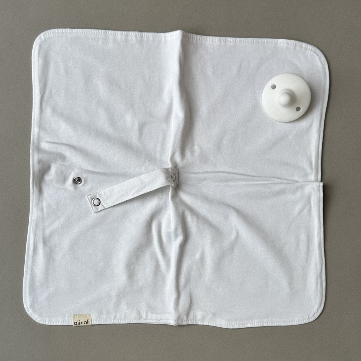 Ali+Oli Lovey Blanket Pacifier Holder (White)