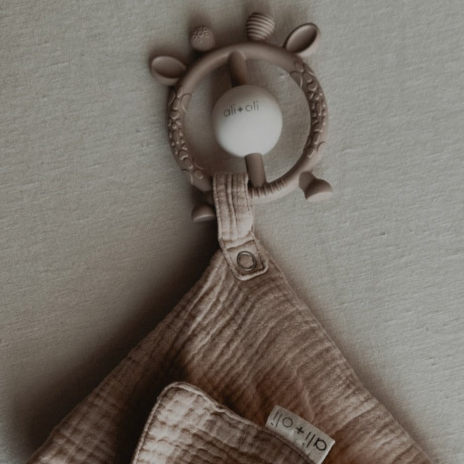 Ali+Oli Giraffe Teether and Rattle (Taupe)