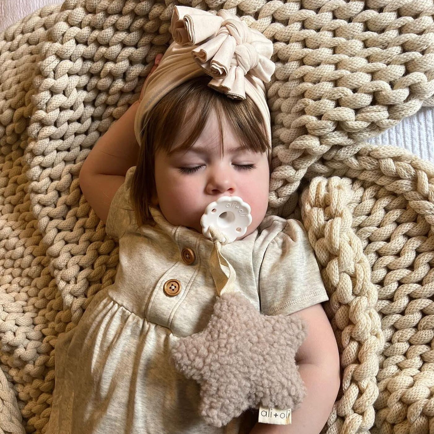 Ali+Oli Plush Star Pacifier Holder (Sand)