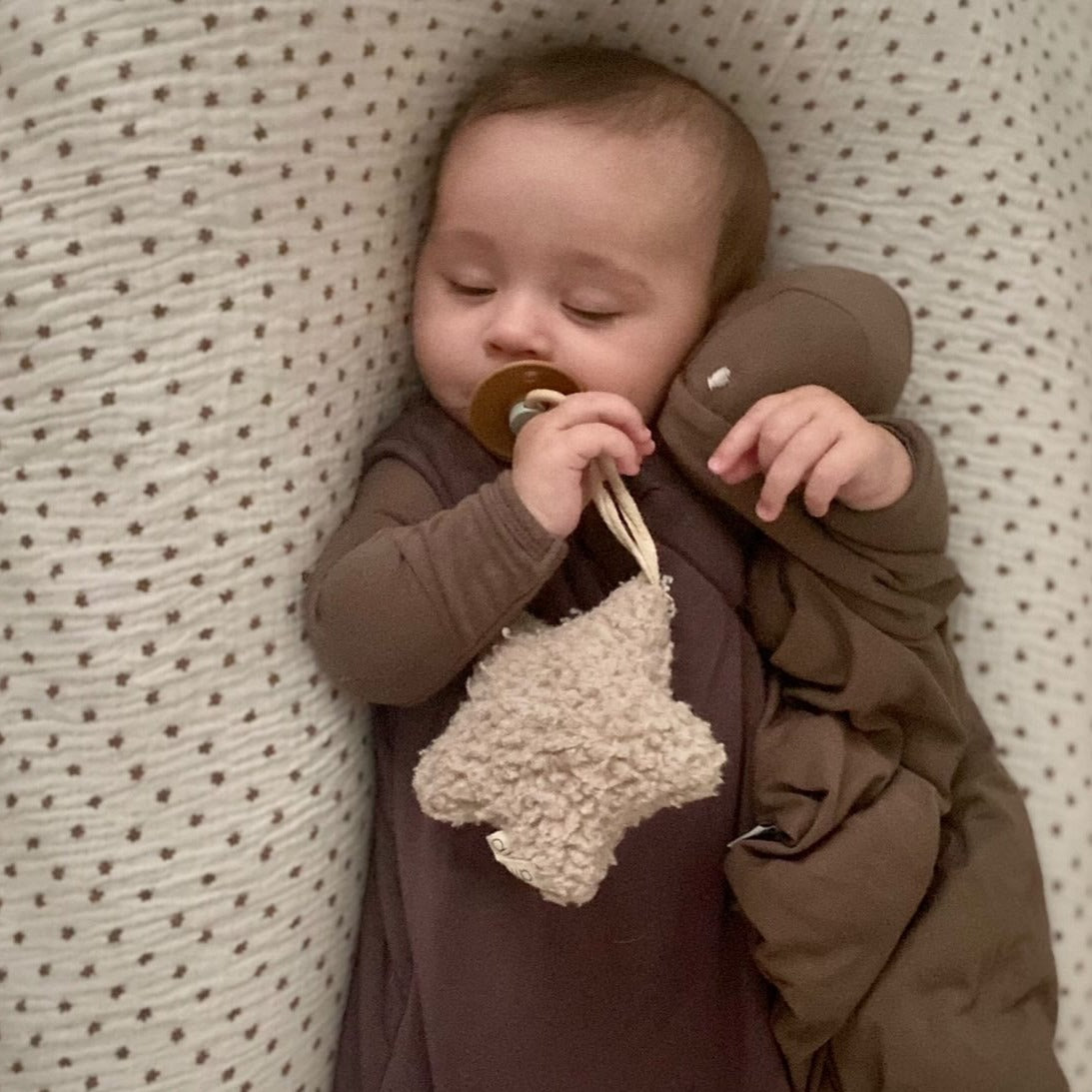 Ali+Oli Plush Star Pacifier Holder (Sand)