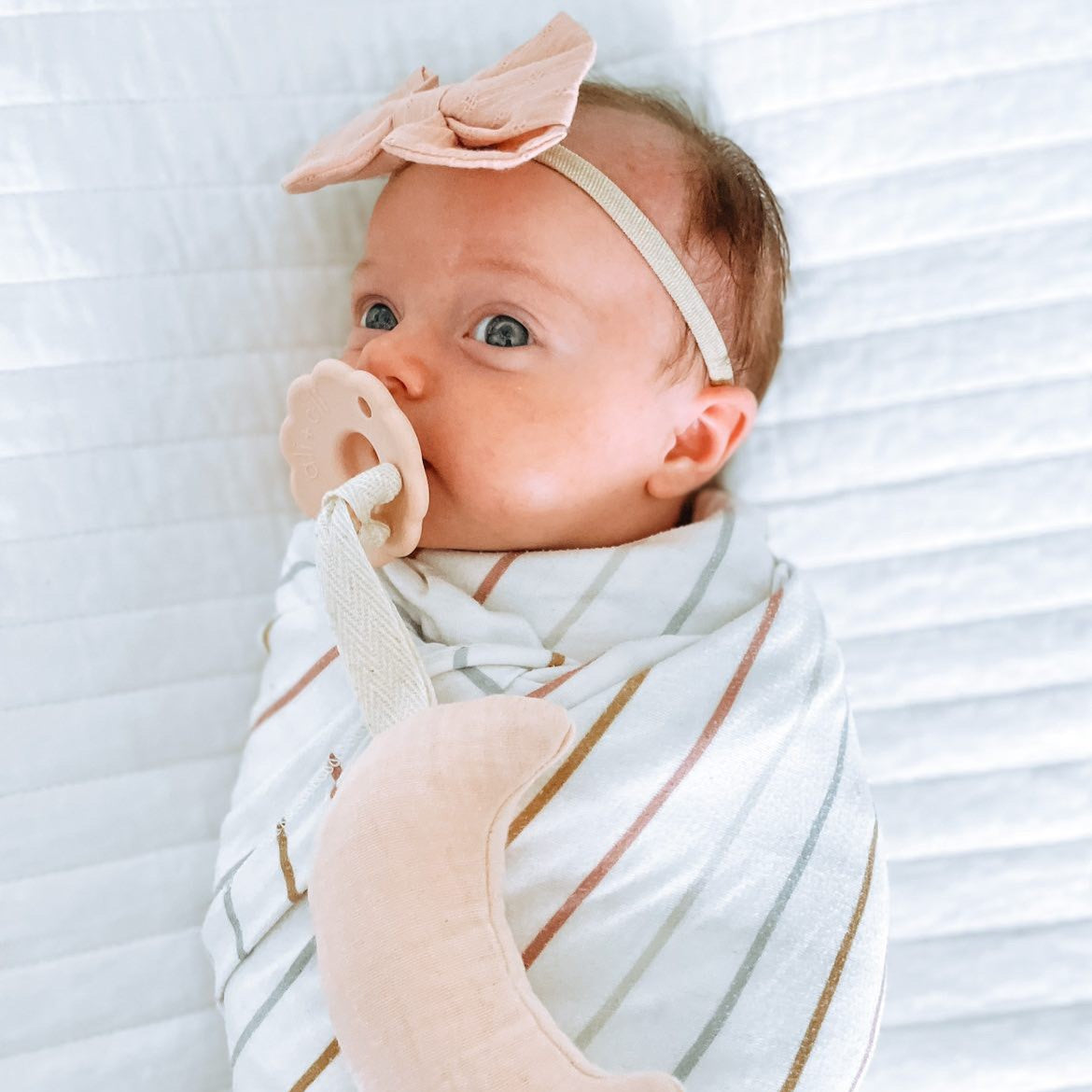 Ali+Oli Plush Moon Pacifier Holder (Pink)