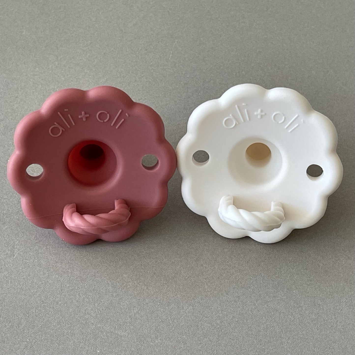 Ali+Oli Pacifier Set Flower (Cedar & Snow)