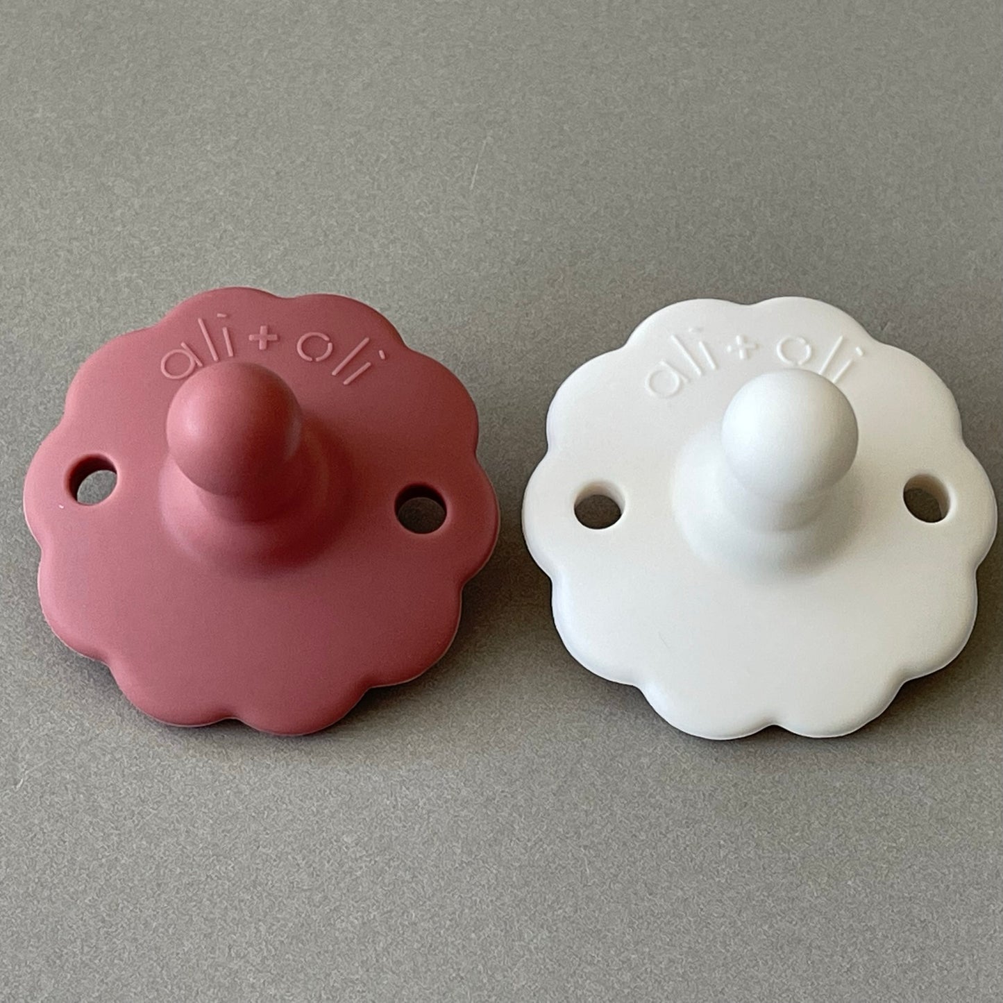 Ali+Oli Pacifier Set Flower (Cedar & Snow)
