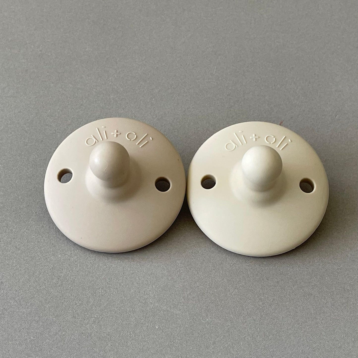 Ali+Oli Pacifier Set Round (Oat & Coco)