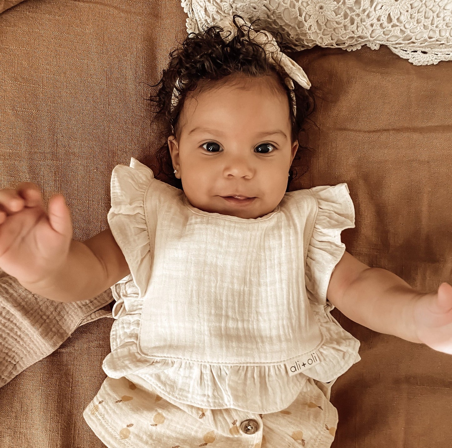 Ali+Oli Muslin Cotton Ruffle Baby Bib (Ivory)