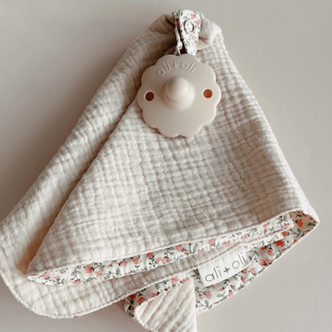 Ali+Oli Pacifier Blanket Holder (Pink Flowers)