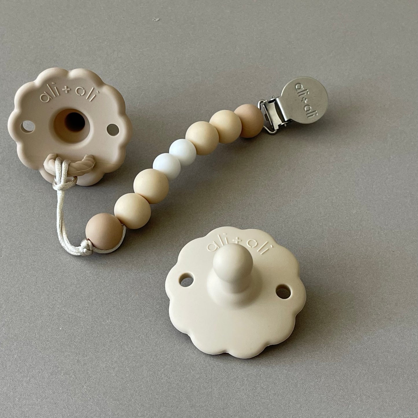 Ali+Oli Pacifier Set Flower (Oat & Coco)