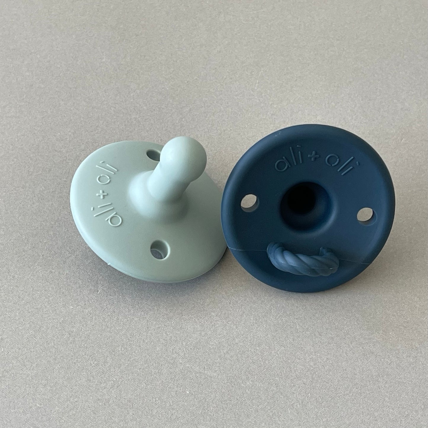 Ali+Oli Pacifier Set Round (Blue & Mist)