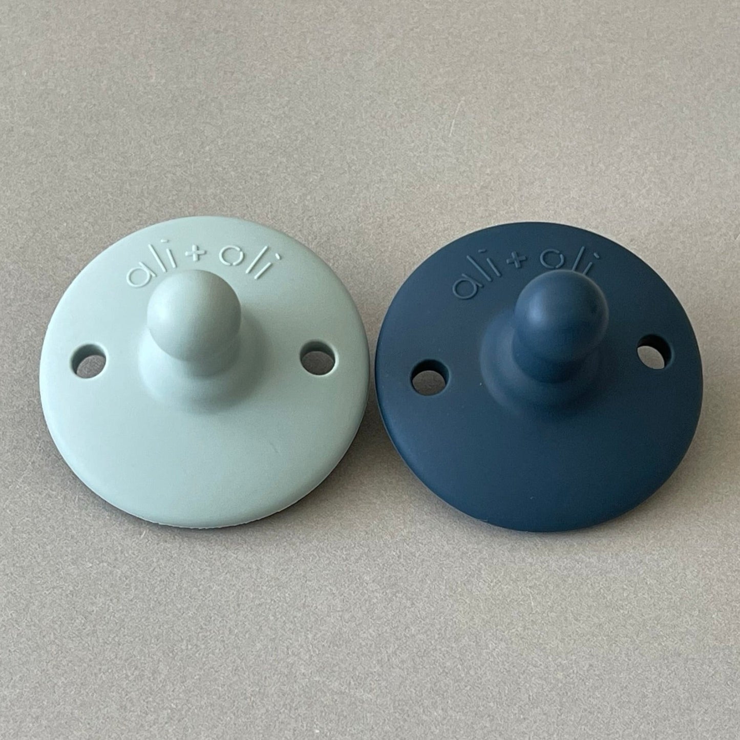 Ali+Oli Pacifier Set Round (Blue & Mist)