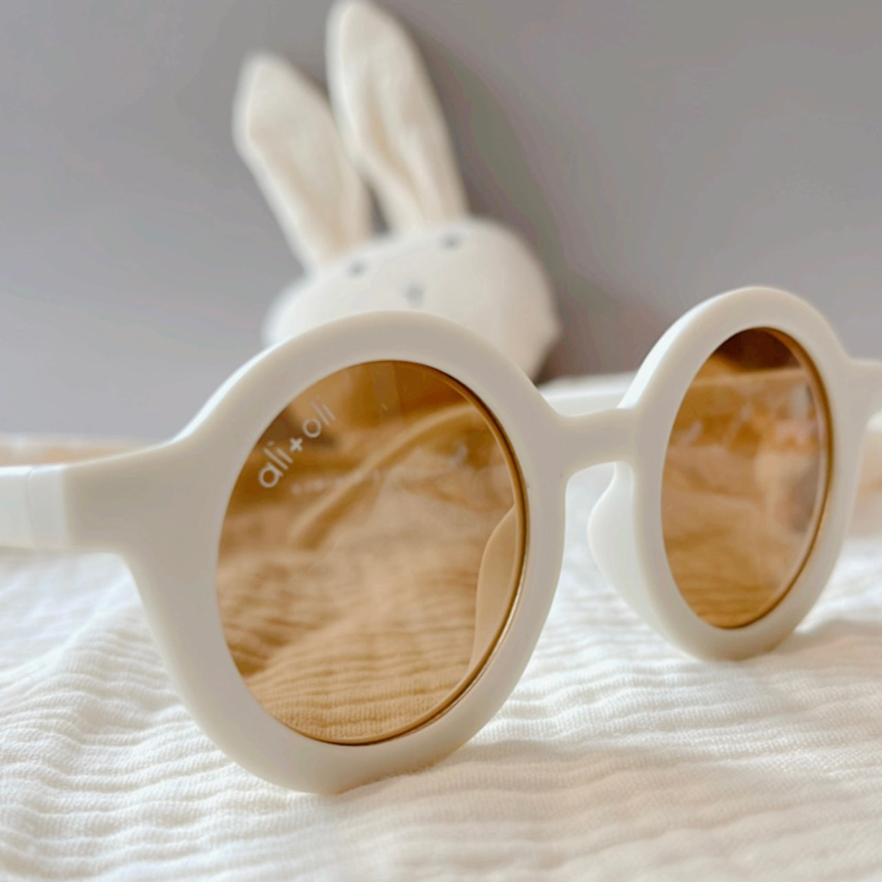 Kids' retro-inspired sunglasses