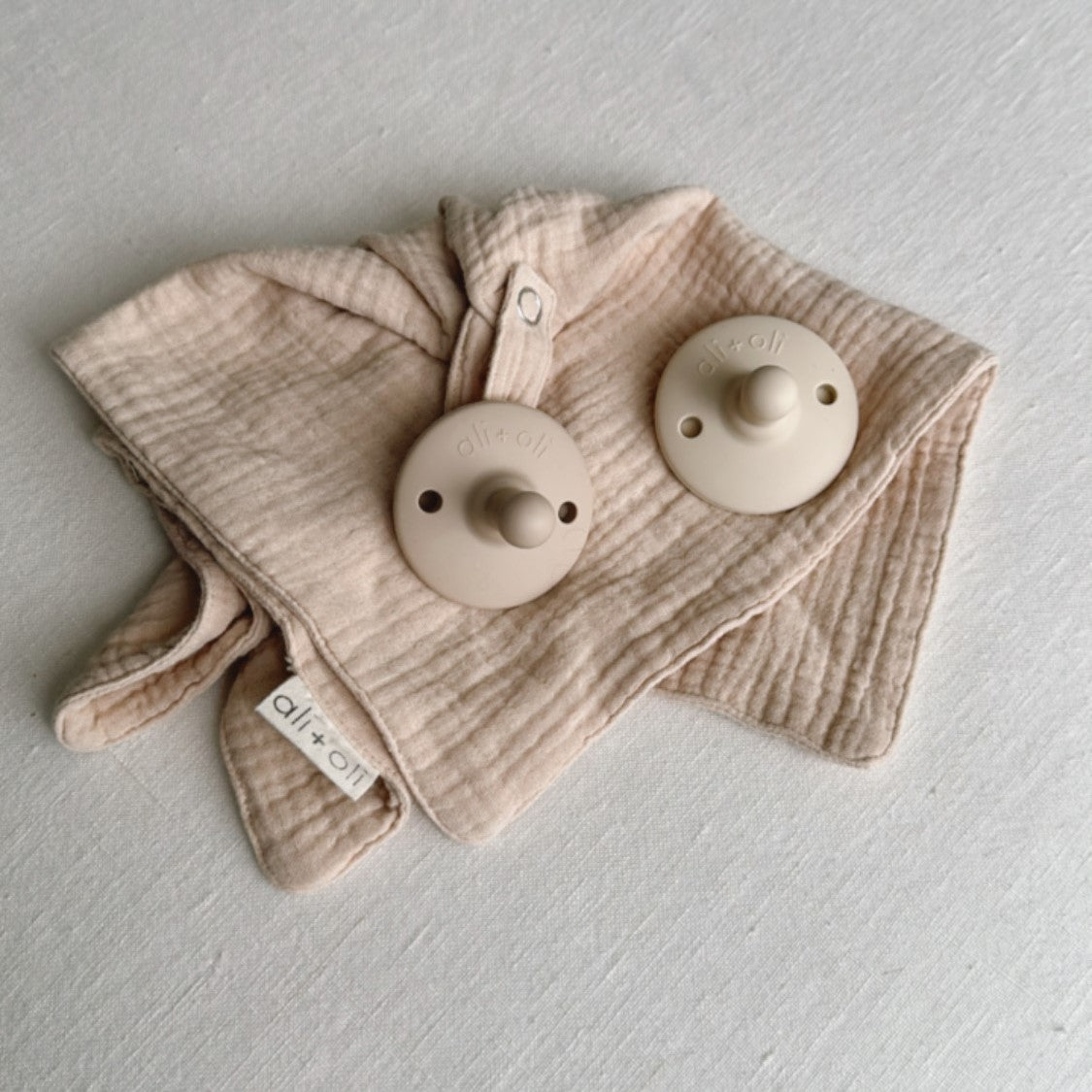 Ali+Oli Pacifier Set Round (Oat & Coco)