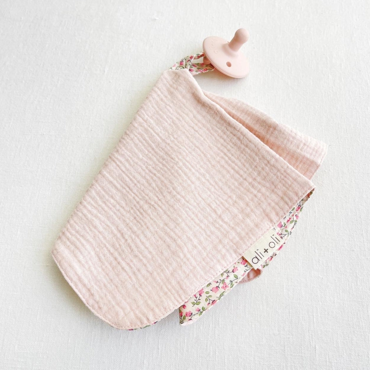 Ali+Oli Pacifier Blanket Holder (Powder Rose)