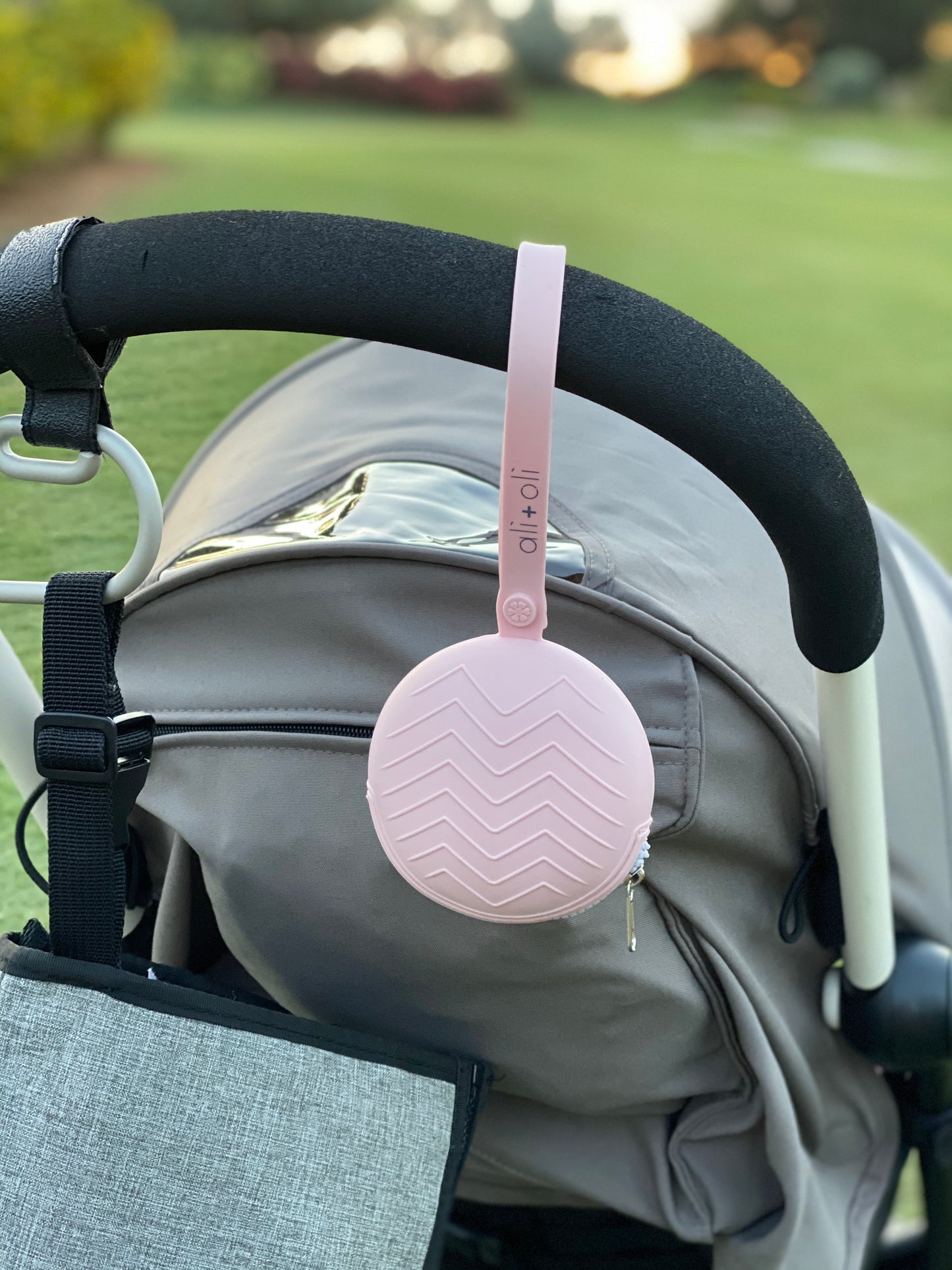 Ali+Oli Pacifier Case (Pink)